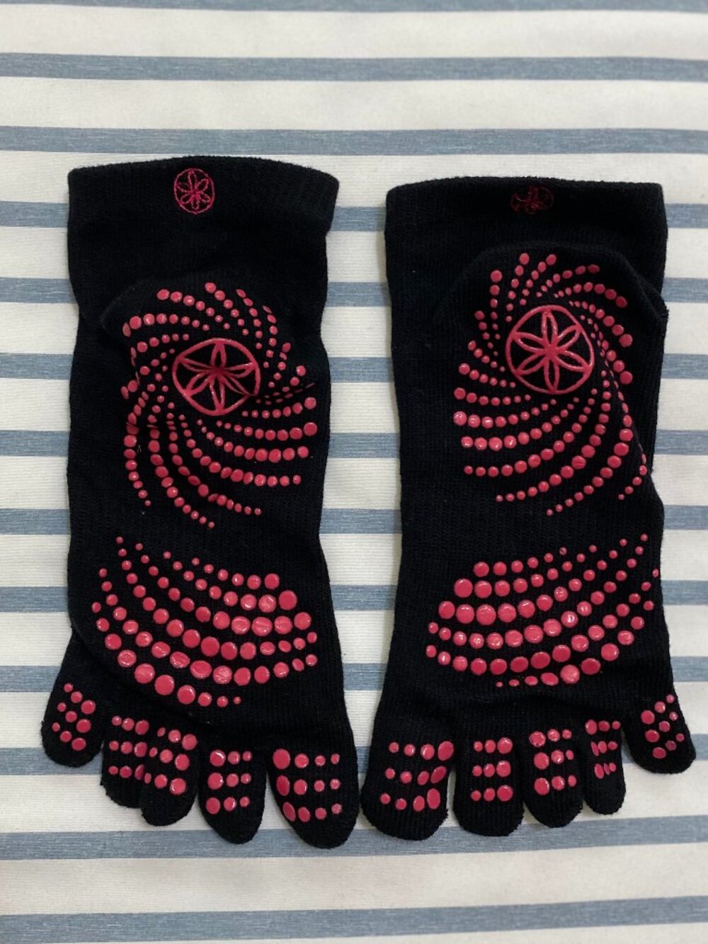 Gaiam Super Grippy Yoga Socks in Black Pink Size M/L